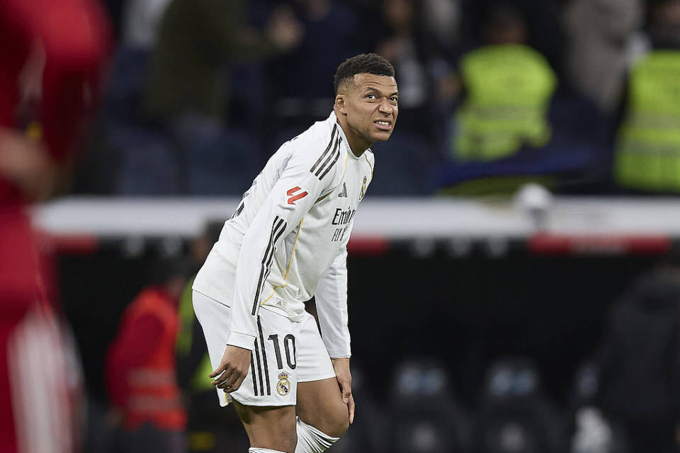 伤缺3周！曝姆巴佩瞒伤踢满3场只为破C罗纪录，球迷怒喷：私心太重